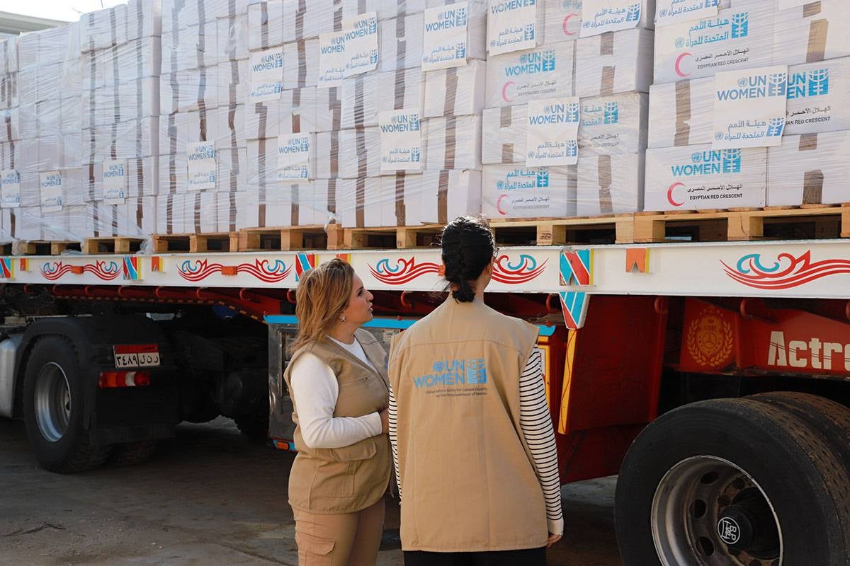 L'équipe d'ONU Femmes vérifie une cargaison d'aide humanitaire destinée aux femmes et aux enfants palestiniens. ONU Femmes Égypte, en collaboration avec la Société égyptienne du Croissant-Rouge, a livré de l'aide humanitaire dont les femmes et les enfants palestiniens de Gaza avaient désespérément besoin. Égypte, gouvernorat d'Ismaïlia, janvier 2024. Photo : ONU Femmes/Menna Negeda.v