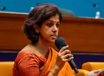 Pritha Chatterjee de Breakthrough (Inde) prend la parole lors d’une table ronde organisée dans le cadre du bilan dressé à l’occasion du 30e anniversaire du Programme d’action de Beijing, à Bangkok (Thaïlande). Photo : ONU Femmes/Ploy Phutpheng